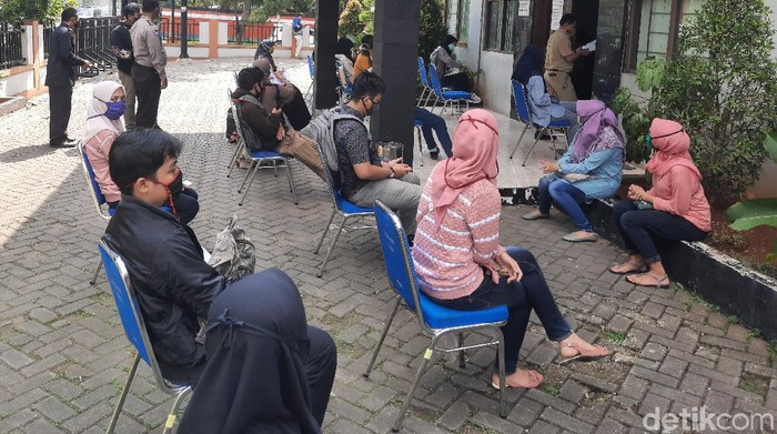 Situasi terkini di kantor Disnaker Kota Bekasi yang sempat padat antrean pagi hari (Yogi Ernes/detikcom)