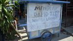 Spanduk Tolak Rapid Test Massal Mejeng di Makassar