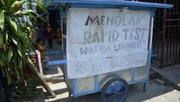 Penolakan warga untuk mengikuti Rapid Test secara massal yang terjadi di sejumlah wilayah di Kota Makassar tersebut diakibatkan karena kekhawatiran warga pada tingkat akurasi rapid test yang apabila hasilnya reaktif dinilai langsung positif COVID-19.