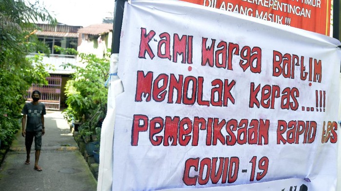 Warga Makassar memasang spanduk berisi penolakan mengikuti rapid test massal. Pasalnya mereka khawatir pada tingkat akurasi hasil rapid test tersebut.