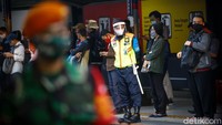 Di setiap sudut stasiun terlihat petugas berjaga untuk memastikan protokol kesehatan berjalan lancar.
