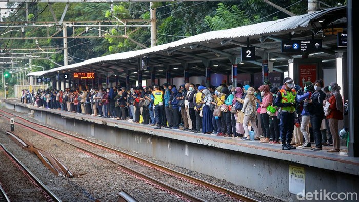 Protokol kesehatan di Stasiun Sudirman, Jakarta, sangat ketat melakukan protokol kesehatan di masa PSBB transisi. Seperti apa suasananya?