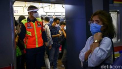 Protokol kesehatan di Stasiun Sudirman, Jakarta, sangat ketat melakukan protokol kesehatan di masa PSBB transisi. Seperti apa suasananya?