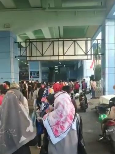 Suasana antrean penumpang KRL di Stasiun Juanda (Screenshot video Twitter @hudasyafi)