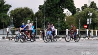 Puluhan goweser mulai tiba di sana dari berbagai arah. Ada yang langsung lewat tapi ada juga yang berhenti untuk kemudian nongkrong.