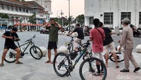Tak hanya goweser, warga pun turut memanfaatkan suasana sore di Nol Kilometer untuk nongkrong.