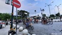 Terkait dengan kondisi ramainya kawasan Titik Nol Yogyakarta, sebelumnya, Gubernur Daerah Istimewa Yogyakarta (DIY), Sri Sultan Hamengku Buwono (HB) X menyoroti banyaknya orang yang nongkrong di Malioboro tanpa menerapkan protokol kesehatan. Sultan meminta masyarakat tertib daripada Malioboro ditutup karenanya.