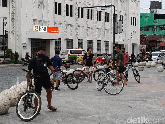 Kawasan Titik Nol Kilometer Yogyakarta tampak ramai oleh warga. Tak sedikit warga yang datang untuk sekadar duduk-duduk atau bersepeda di sana.
