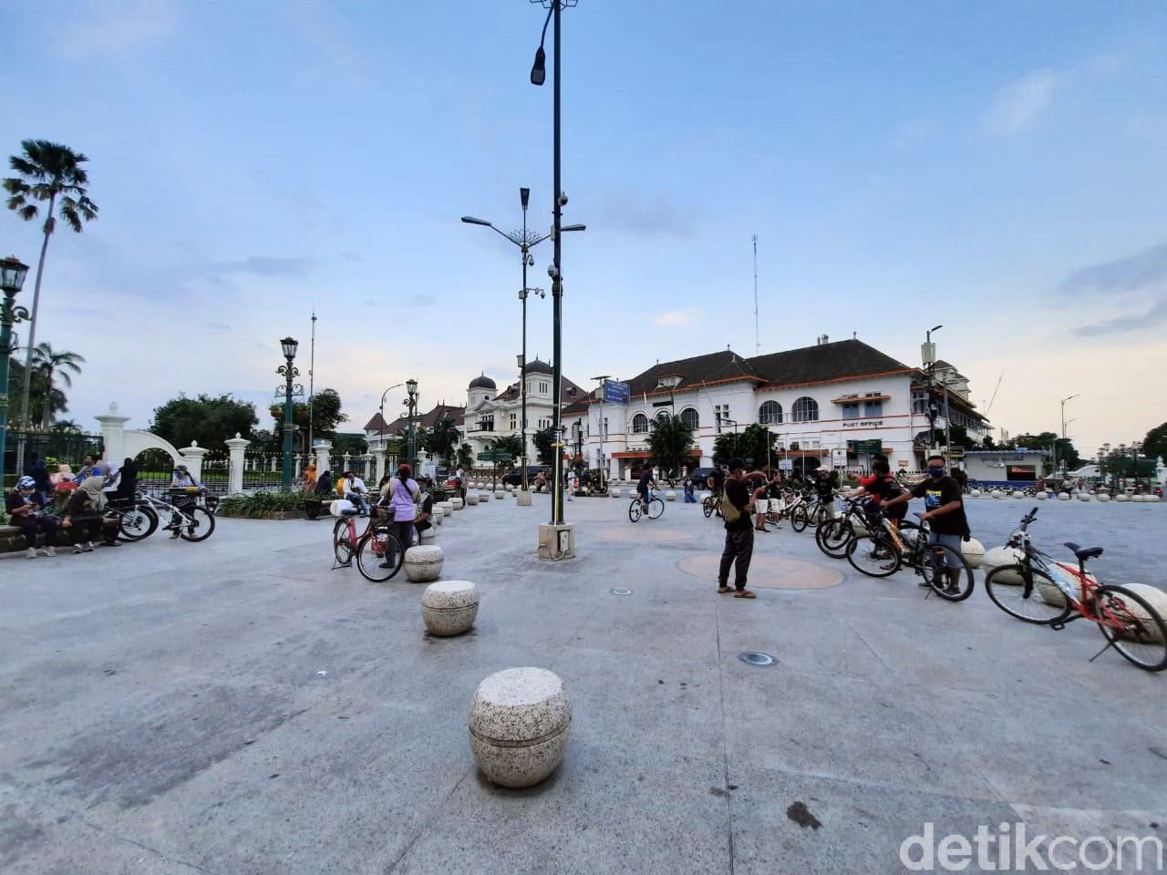 Kawasan Titik Nol Kilometer Yogyakarta tampak ramai oleh warga. Tak sedikit warga yang datang untuk sekadar duduk-duduk atau bersepeda di sana.