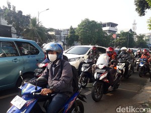 Perkantoran di DKI Mulai Buka, Jalan Mampang Prapatan Arah Kuningan Padat