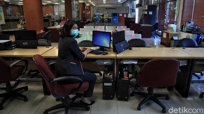 Para PNS di lingkungan Pemkot Jakarta Utara kembali beraktivitas di masa PSBB transisi. PNS yang masuk kantor hanya 50 persen, sisanya tetap bekerja dari rumah.
