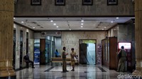 Para PNS kembali beraktivitas di kawasan Pemkot Jakarta Utara, Senin (8/6).