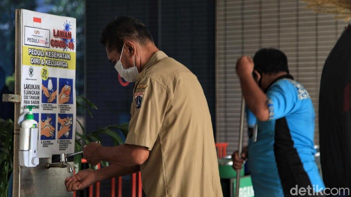 Para PNS di lingkungan Pemkot Jakarta Utara kembali beraktivitas di masa PSBB transisi. PNS yang masuk kantor hanya 50 persen, sisanya tetap bekerja dari rumah.