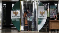 Warga dan pegawai Pemkot juga harus melewati bilik disinfektan.