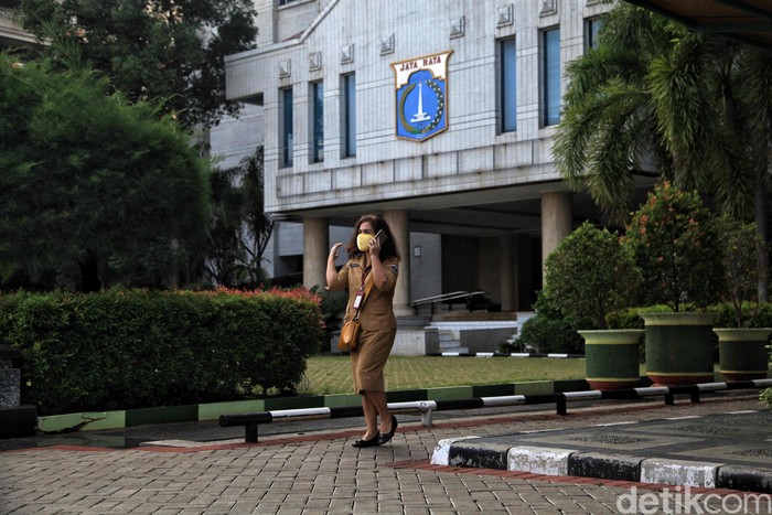 Para PNS di lingkungan Pemkot Jakarta Utara kembali beraktivitas di masa PSBB transisi. PNS yang masuk kantor hanya 50 persen, sisanya tetap bekerja dari rumah.