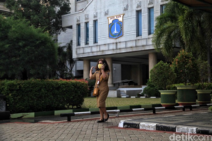 Suasana Kerja PNS Pemkot Jakarta Utara di Masa PSBB Transisi Para PNS di lingkungan Pemkot Jakarta Utara kembali beraktivitas di masa PSBB transisi. PNS yang masuk kantor hanya 50 persen, sisanya tetap bekerja dari rumah.