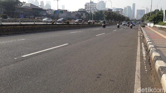 Suasana lalu lintas Jalan Gatot Subroto mengarah ke Grogol pagi ini.