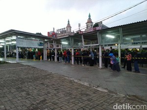 Penampakan Antrean Penumpang di Stasiun Bogor Pagi Ini