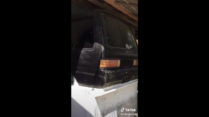Suzuki Carry tabrak rumah ternyata musala