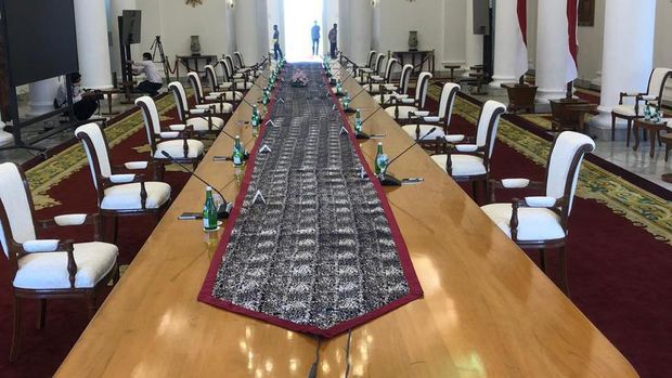 Tata letak kursi jelang rapat terbatas yang dipimpin Presiden Jokowi di Istana Bogor, Jawa Barat.