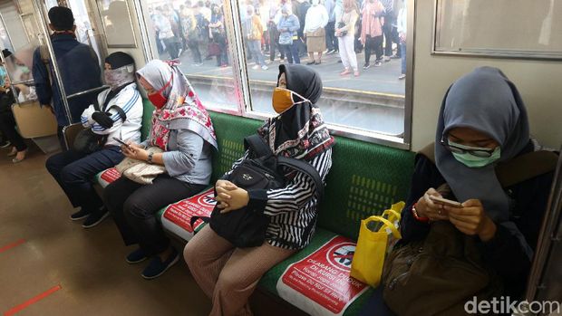 Pihak Comuter Line menerapkan physical distancing di gerbong kereta. Para penumpang harus menjaga jarak satu dengan lainnya.