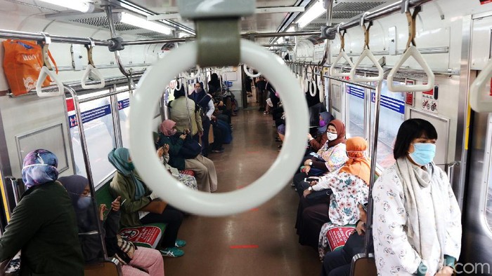 Terapkan Physical Distancing, Begini Suasana di Gerbong KRL Pihak Comuter Line menerapkan physical distancing di gerbong kereta. Para penumpang harus menjaga jarak satu dengan lainnya.