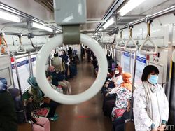 Pilih-pilih Tempat Berdiri di KRL demi Menghindari Corona
