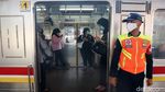 Terapkan Physical Distancing, Begini Suasana di Gerbong KRL