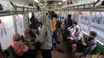 Terapkan Physical Distancing, Begini Suasana di Gerbong KRL