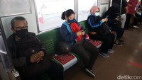 Begini suasana di dalam gerbong Commuter Line.