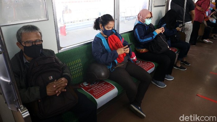 Pihak Comuter Line menerapkan physical distancing di gerbong kereta. Para penumpang harus menjaga jarak satu dengan lainnya.