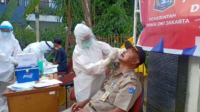 Warga hingga Pegawai Kelurahan Kebayoran Lama Selatan Jalani Tes Swab