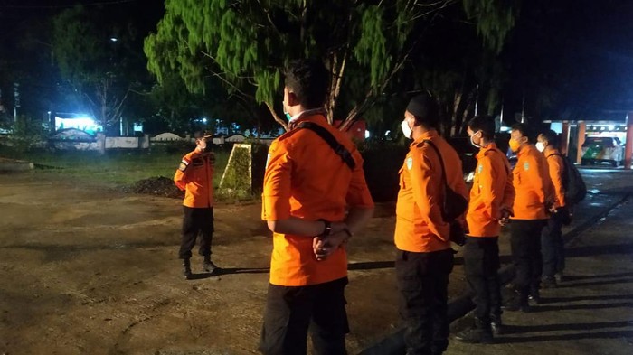Tim SAR Kendari melakukan pencarian orang hilang di Hutan Luwu Timur