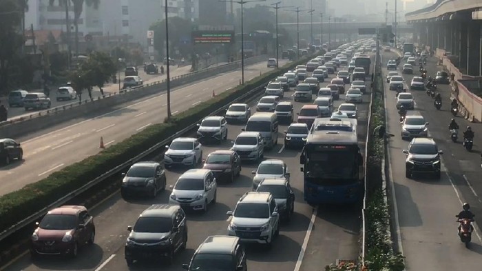 Tol Cawang Arah Grogol Dipadati Kendaraan