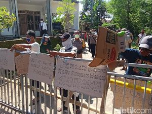 Ratusan Warga di Kediri Unjuk Rasa Tolak Rapid Test