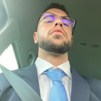 Kini pria berbadan kekar itu sudah hidup lebih baik. Namun profesinya saat ini jadi kontroversi.  Foto: Instagram