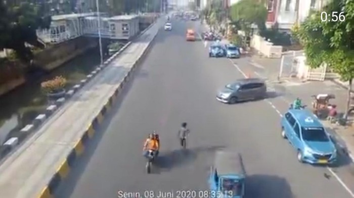 Viral Aksi Bahaya Pria Berjalan di Keramaian Lalin Gajah Mada, Ini Kata Polisi