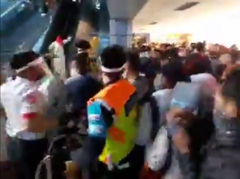Viral penumpang KRL terobos penjagaan petugas (Screenshot video Twitter @RezaSF99)