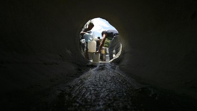 Warga Venezuela Bikin Terowongan Salurkan Air Bersih