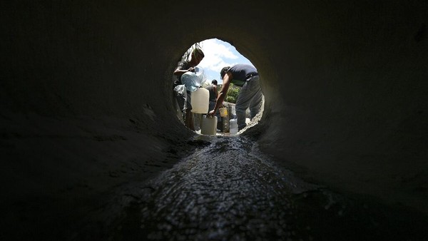 Warga Venezuela Bikin Terowongan Salurkan Air Bersih