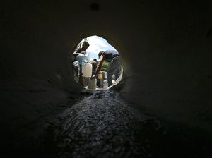Warga Venezuela Bikin Terowongan Salurkan Air Bersih