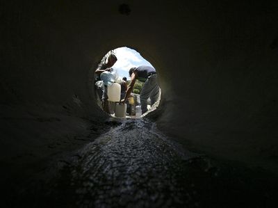 Warga Venezuela Bikin Terowongan Salurkan Air Bersih