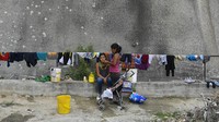 Para ibu memanfaatkan air bersih untuk kehidupan rumah tangga mereka.  