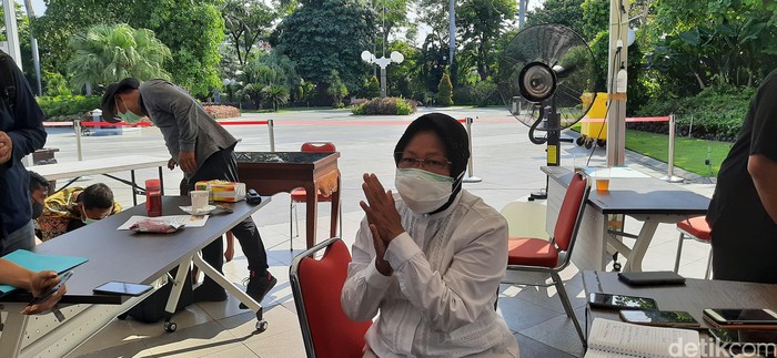 Surabaya akan mengetatkan penerapan protokol kesehatan jika PSBB tidak diperpanjang. Wali Kota Surabaya Tri Rismaharini tak ingin kasus Corona meroket setelah PSBB Surabaya disudahi.