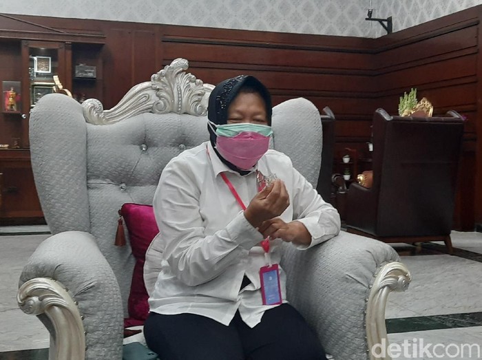 PSBB Surabaya Raya tidak diperpanjang dan tiga daerah sepakat menerapkan masa transisi menuju new normal. Untuk itu, Wali Kota Surabaya Tri Rismaharini meminta warga menjaga kepercayaan dari pemerintah.