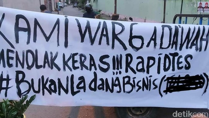 Warga di Jalan Dakwah, Kelurahan Malimongan, Makassar memblokir jalan dan memasang spanduk bertuliskan penolakan rapid test (M Nur Abdurrahman-detikcom).