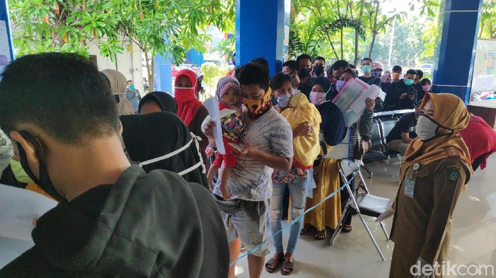 Warga membludak di Disdukcapil saat hari pertama new normal di Maros.