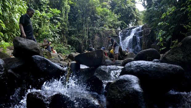 Sejumlah warga menikmati suasana wisata air terjun Taipa di Kecamatan Tompobulu, Kabupaten Maros, Sulawesi Selatan, Minggu (7/6/2020). Air terjun Taipa menjadi salah satu destinasi wisata alam bebas yang dikelola oleh warga setempat dan ramai dikunjungi saat hari libur. ANTARA FOTO/Abriawan Abhe/foc.