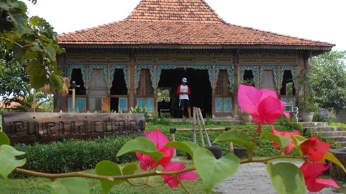 Warga mengunjungi lokasi wisata Rumah Joglo Puri Wedari di Setia Asih, Tarumajaya, Kabupaten Bekasi, Jawa Barat, Sabtu (6/6/2020). Rumah Joglo tersebut didirikan untuk mengobati kerinduan warga perantau asal Jogjakarta terhadap kampung halaman dan saat ini menjadi objek wisata bagi warga sekitar dengan tarif masuk sebesar Rp15 ribu per orang. ANTARA FOTO/Suwandy/wsj.