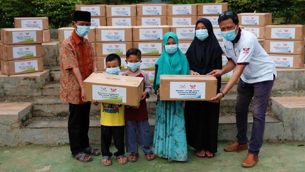 Wuling Club Indonesia (WLCI) beri bantuan masker.